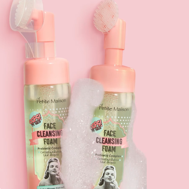 Petite Maison Yüz Temizleme Köpüğü: Derinlemesine Temizlik ve Işıltılı Bir Cilt